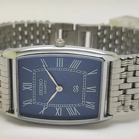 Vintage Style Seiko Quartz Mens Silver Watch & Blue accents W/ Metal Strap - Picture 6 of 8